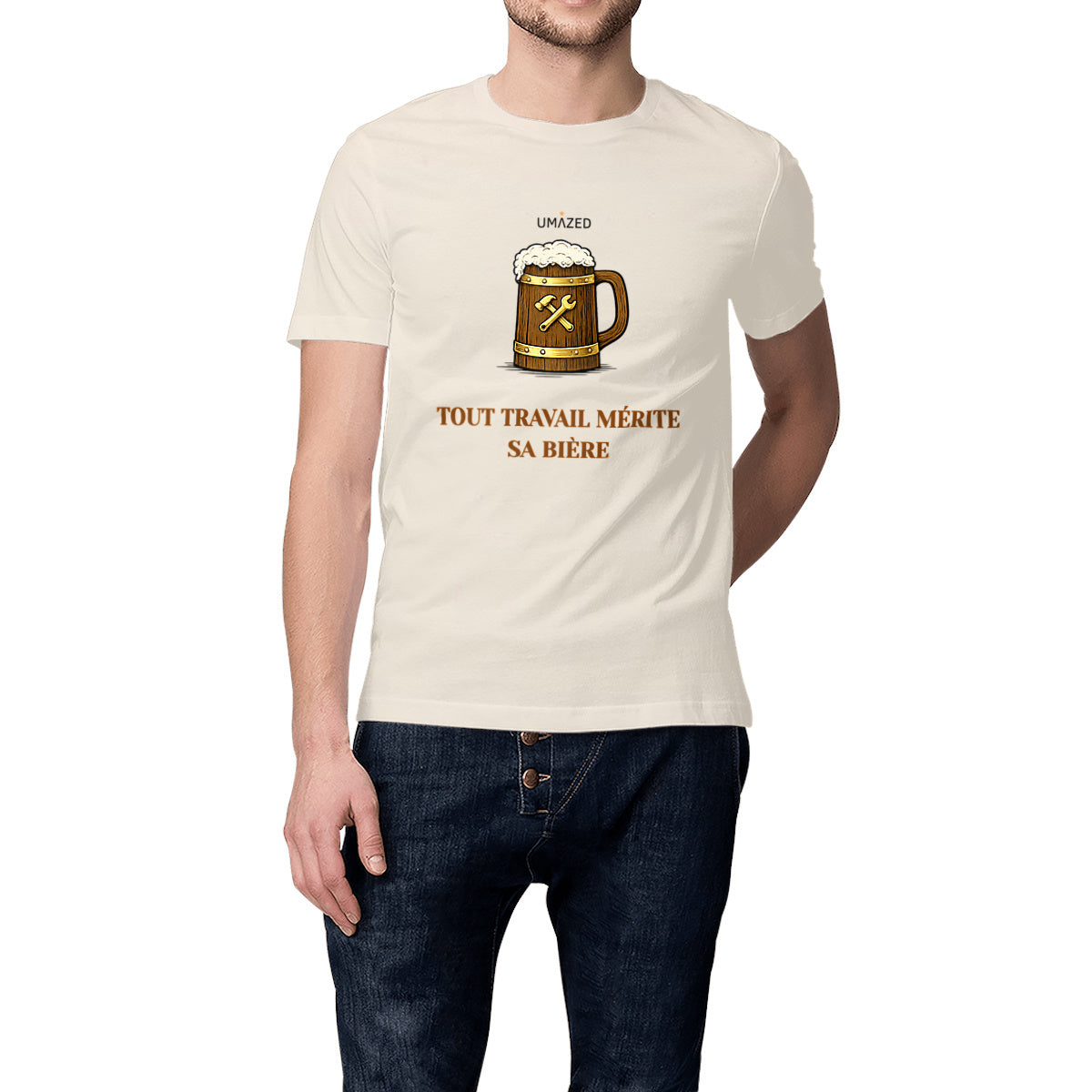 T-shirt homme beige avec illustration chope de bière et texte humoristique “Tout travail mérite sa bière”